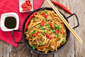 Rez Rindfleisch Mit Asiatischen Nudeln